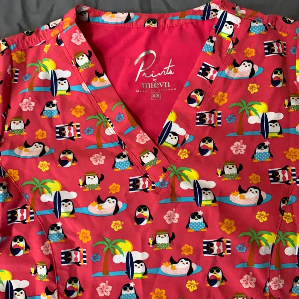 Fitted Maevn prints scrub top with adorable penguins! Flattering, xs